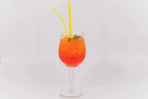 Bicchiere di cocktail di spritz di aperol isolato su sfondo bianco . — Foto Stock
