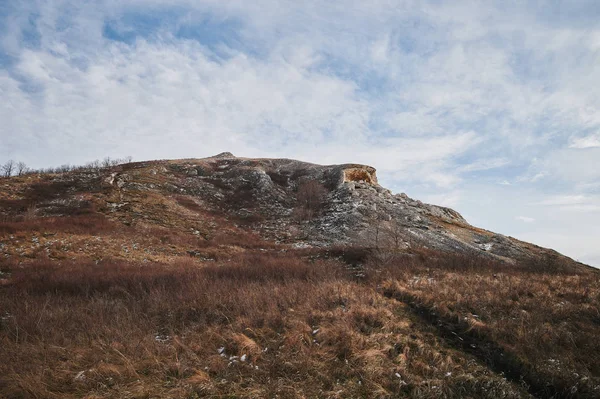 Monte Shihan Toratau cerca de la ciudad de Ishimbai. Símbolo de la ciudad de Ishimbai. Bashkortostán. Rusia . — Foto de Stock