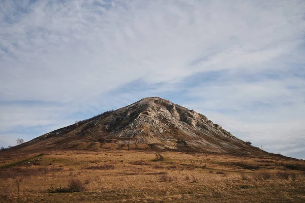 Mount Shihan Toratau nära staden Ishimbai. symbol för staden Ishimbai. Bashkortostan. Ryssland. — Stockfoto