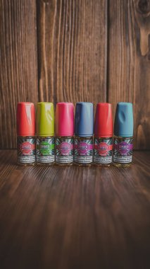 Ufa, Rusya, Vape Shop, 1 Temmuz 2019: E-likit e-meyve suyu Elektronik sigara buharlaştırma cihazı için yüksek buhar, tezgahın üzerinde şişe içinde duman buharı.