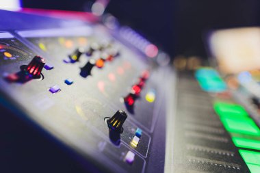 DJ ekipmanları. Oyuncu ve konsolu kulaklıkla karıştırıyor. Gece kulübü, müzik ve DJ performansı. Gece hayatı, öğrenme konsepti. Yumuşak odaklı ve güzel Bokeh.