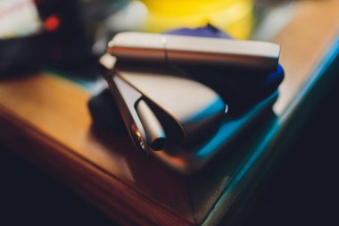 sigara içen modern sigara aygıtı ısıyı yakmaz tütün ürünü teknolojisi.