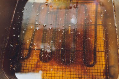 lokanta mutfağı üzerine yağ fritöz.