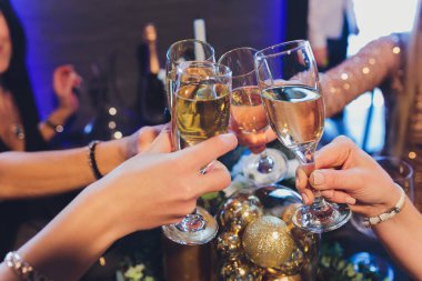 İçkili kadehler ve kadeh kaldırma, parti.