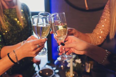 İçkili kadehler ve kadeh kaldırma, parti.