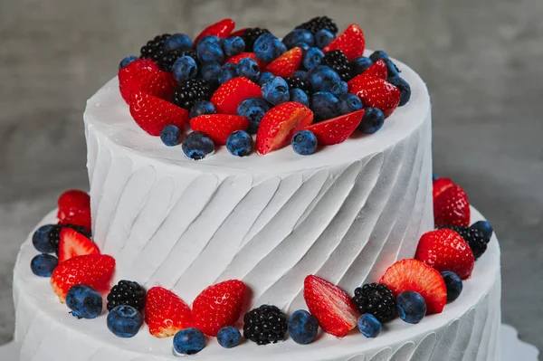 Süße Torte mit Erdbeeren auf Teller auf grauem Holzhintergrund. — Stockfoto