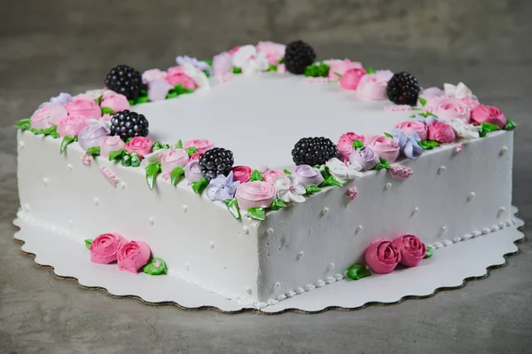 甜蛋糕，盘中有草莓，灰色木制背景. — 图库照片