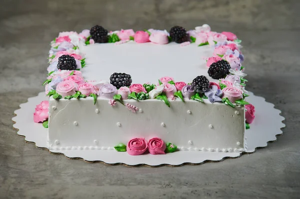 Söt kaka med jordgubbar på tallrik på grå trä bakgrund. — Stockfoto