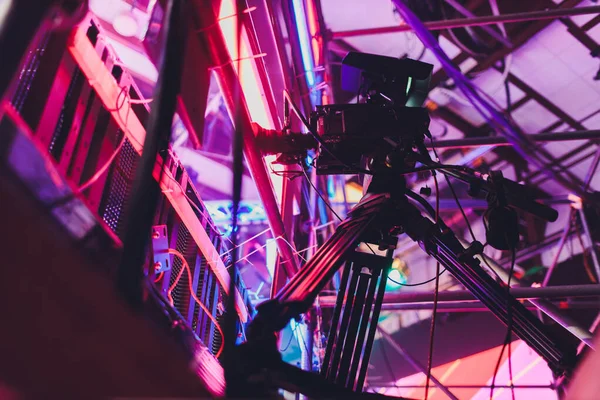 Equipamento profissional em um estúdio de notícias de televisão azul. Dispositivos de iluminação e câmeras de vídeo em um tripé . — Fotografia de Stock