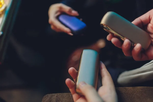 Kouření moderní hybridní cigaretové zařízení tepelně nepálený tabákový výrobek technologie. — Stock fotografie