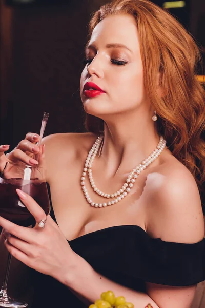 Elegancki młoda kobieta z biżuterią w restauracji. — Zdjęcie stockowe