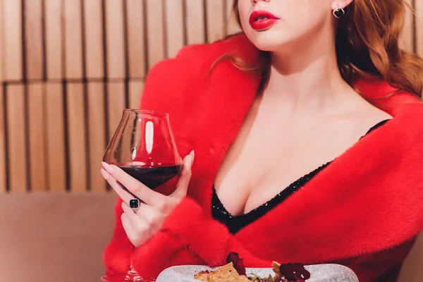 Elegante giovane donna con gioielli al ristorante . — Foto Stock