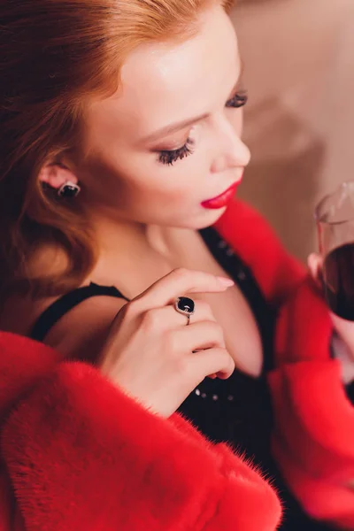 Elegante joven con joyas en el restaurante . — Foto de Stock