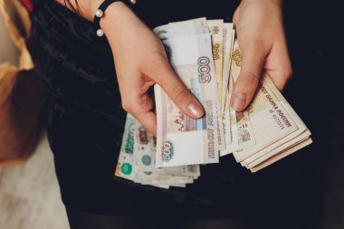 Ruble elinde. Para yığını. Siyah arka plan.
