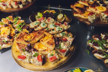 Çeşitli Çin yemekleri seti. Çin eriştesi, kızarmış pirinç, mantı, pekin ördeği, Çin böreği, börek. Meşhur Çin yemekleri masada. Üst Manzara. Çin restoranı konsepti. Asya tarzı ziyafet