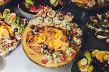 Çeşitli Çin yemekleri seti. Çin eriştesi, kızarmış pirinç, mantı, pekin ördeği, Çin böreği, börek. Meşhur Çin yemekleri masada. Üst Manzara. Çin restoranı konsepti. Asya tarzı ziyafet