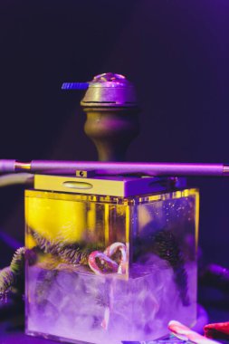 Yeni yıl nargile, koku köknar nargile koniler ve ağacın yanına.