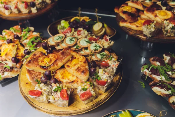 Surtido de comida china. Fideos chinos, arroz frito, albóndigas, pato de Pekín, dim sum, rollos de primavera. Famosos platos de cocina china en la mesa. Vista superior. Concepto de restaurante chino. Banquete estilo asiático — Foto de Stock