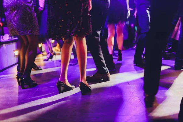 Pies de gente bailando en una fiesta del club. irreconocible. — Foto de Stock