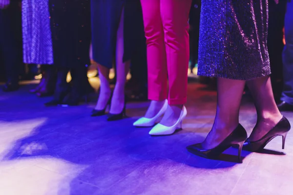 Primer plano de las piernas femeninas elegantes en el fondo . — Foto de Stock