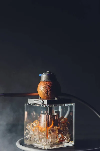 Стильный кальян с ароматом грейпфрута для расслабления. грейпфрутовый шиша. Кальян . — стоковое фото