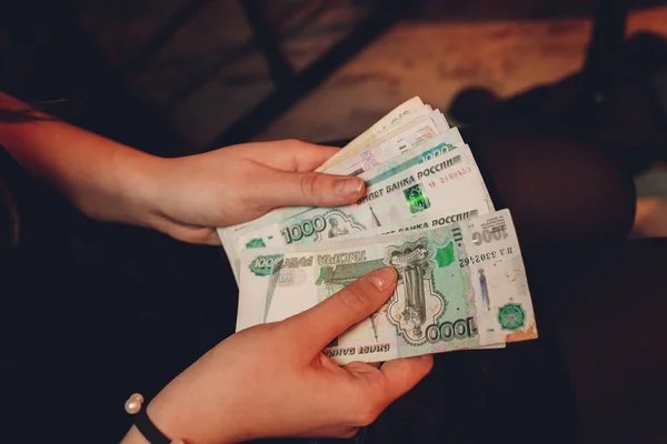 El hombre con falda tiene billetes de rublos rusos. Tema financiero. Vista horizontal . — Foto de Stock