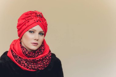 Kendine güvenen tesettürlü Arap bayanın fotoğrafı, size doğru yolu gösteriyor, iki ön parmağıyla boşluğu gösteriyor, davetiyeler oraya gidiyor, boşluğu dolduruyor. Benimle birlikte kontrol et..