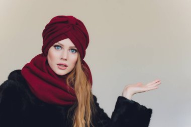 Kendine güvenen tesettürlü Arap bayanın fotoğrafı, size doğru yolu gösteriyor, iki ön parmağıyla boşluğu gösteriyor, davetiyeler oraya gidiyor, boşluğu dolduruyor. Benimle birlikte kontrol et..