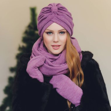 Kendine güvenen tesettürlü Arap bayanın fotoğrafı, size doğru yolu gösteriyor, iki ön parmağıyla boşluğu gösteriyor, davetiyeler oraya gidiyor, boşluğu dolduruyor. Benimle birlikte kontrol et..