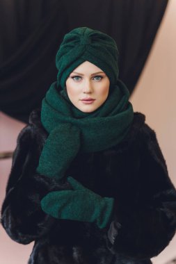 Kendine güvenen tesettürlü Arap bayanın fotoğrafı, size doğru yolu gösteriyor, iki ön parmağıyla boşluğu gösteriyor, davetiyeler oraya gidiyor, boşluğu dolduruyor. Benimle birlikte kontrol et..