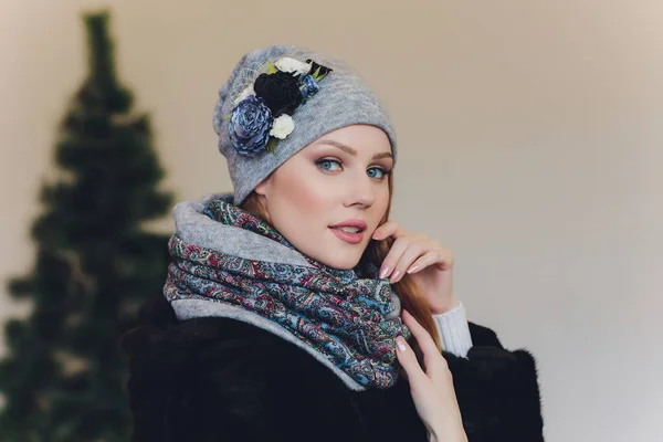 놀란된 행복 한 아름 다운 여자 흥분에 옆으로 보고입니다. 따뜻한 니트 모자와 장갑, 회색 배경 분리를 입고 크리스마스 소녀. — 스톡 사진