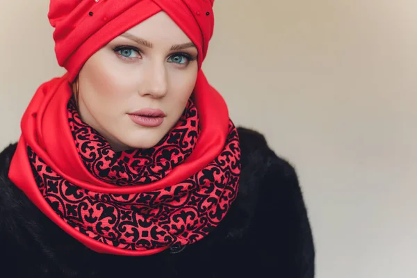 Foto einer selbstbewussten arabischen Dame im Hijab, zeigt den richtigen Weg, zeigt mit beiden Vorderfingern auf eine Leerstelle, lädt zum Hingehen ein, promots kopieren den Raum. Check it out mit mir. — Stockfoto