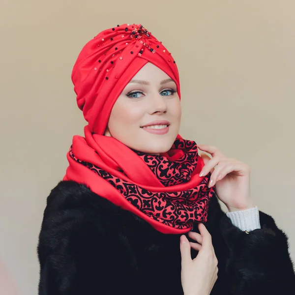 Photo of self assured Arabian lady in hijab, shows you right way, points at blank space with both fore fingers, invites going there, promots copy space. Check it out with me. — Stockfoto