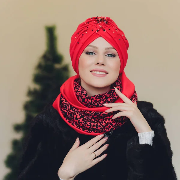 Photo of self assured Arabian lady in hijab, shows you right way, points at blank space with both fore fingers, invites going there, promots copy space. Check it out with me. — Stock Photo, Image