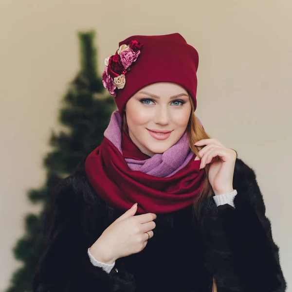 Bilder av den selvsikre arabiske damen i hijab, viser deg veien, prikker i blankt rom med begge framfingrene, inviterer til å dra dit, promoterer kopieringsrom. Sjekk det med meg. . – stockfoto