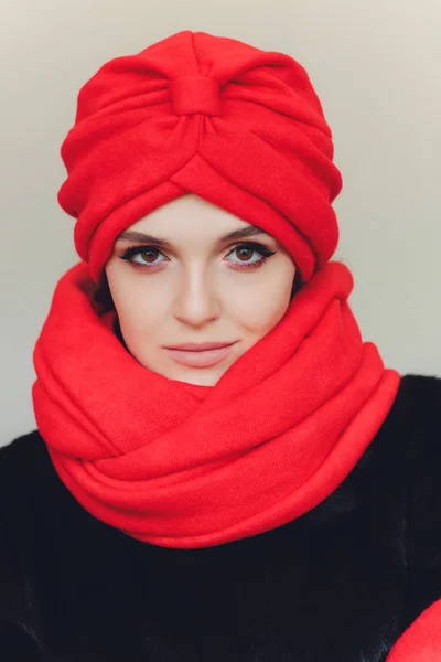 Photo of self assured Arabian lady in hijab, shows you right way, points at blank space with both fore fingers, invites going there, promots copy space. Check it out with me. — Stock Photo, Image