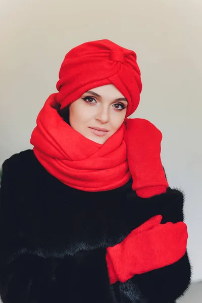 Foto einer selbstbewussten arabischen Dame im Hijab, zeigt den richtigen Weg, zeigt mit beiden Vorderfingern auf eine Leerstelle, lädt zum Hingehen ein, promots kopieren den Raum. Check it out mit mir. — Stockfoto