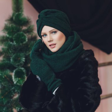 Kendine güvenen tesettürlü Arap bayanın fotoğrafı, size doğru yolu gösteriyor, iki ön parmağıyla boşluğu gösteriyor, davetiyeler oraya gidiyor, boşluğu dolduruyor. Benimle birlikte kontrol et..