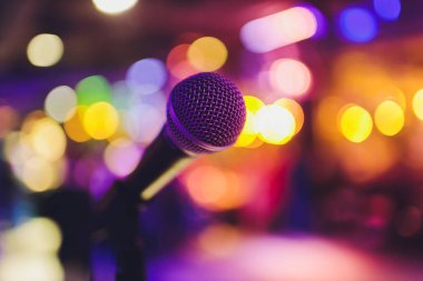 Konser salonu veya konferans odasındaki mikrofonu kapat.