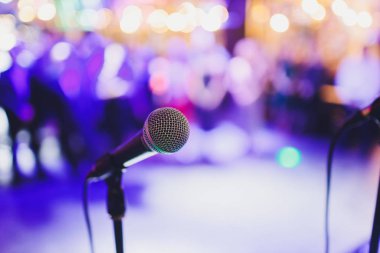 Konser salonu veya konferans odasındaki mikrofonu kapat.