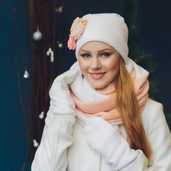 Étonné belle femme heureuse regardant latéralement dans l'excitation. Fille de Noël portant tricot chapeau chaud et mitaines, isolé sur fond gris . — Photo