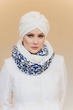 Kendine güvenen tesettürlü Arap bayanın fotoğrafı, size doğru yolu gösteriyor, iki ön parmağıyla boşluğu gösteriyor, davetiyeler oraya gidiyor, boşluğu dolduruyor. Benimle birlikte kontrol et..