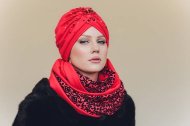 Kendine güvenen tesettürlü Arap bayanın fotoğrafı, size doğru yolu gösteriyor, iki ön parmağıyla boşluğu gösteriyor, davetiyeler oraya gidiyor, boşluğu dolduruyor. Benimle birlikte kontrol et..