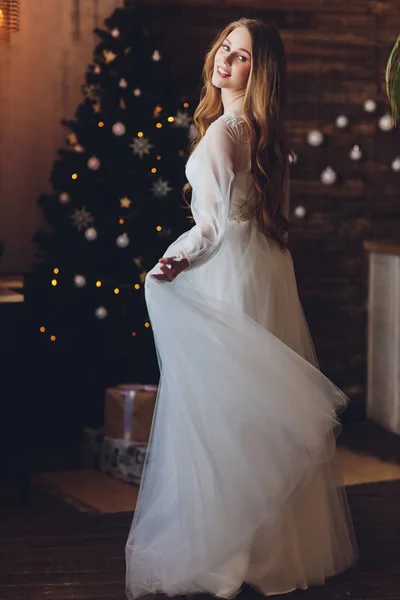 Krásná žena, pózuje ve svatebních šatech. — Stock fotografie