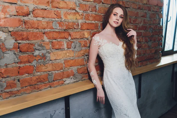 La hermosa mujer posando en un vestido de novia . — Foto de Stock