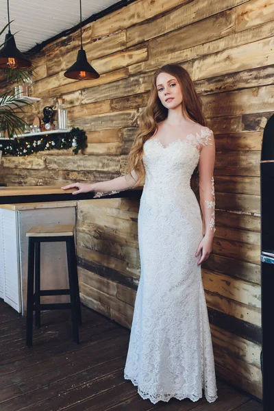 Красива жінка позує у весільній сукні . — стокове фото