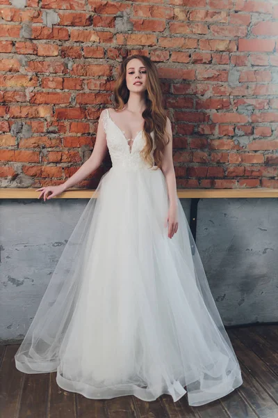 La belle femme posant dans une robe de mariée . — Photo