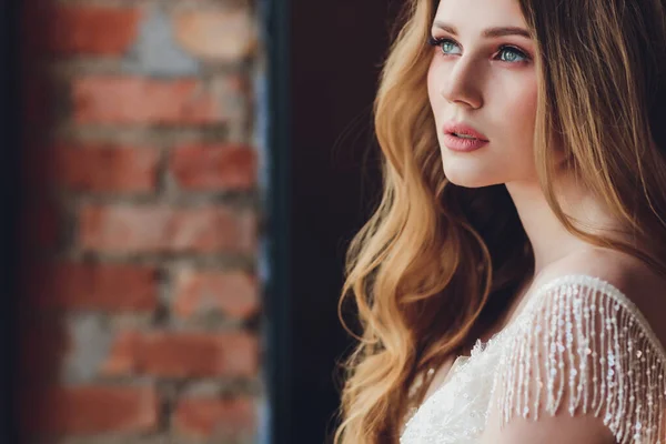 La hermosa mujer posando en un vestido de novia . — Foto de Stock