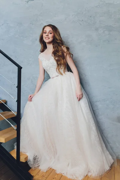 La hermosa mujer posando en un vestido de novia . — Foto de Stock