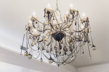 Kristal avize yakın çekim. Glamour arka plan kopya alanı ile.